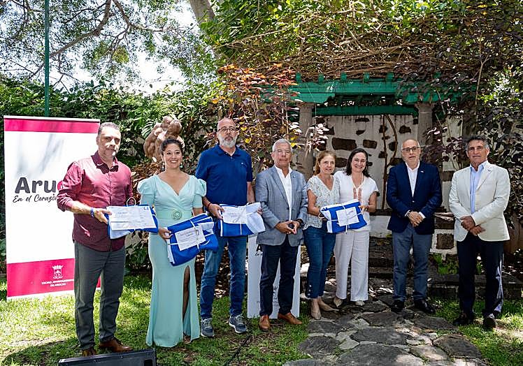 Entrega de banderas azules a responsables de playas y puertos deportivos de la isla.