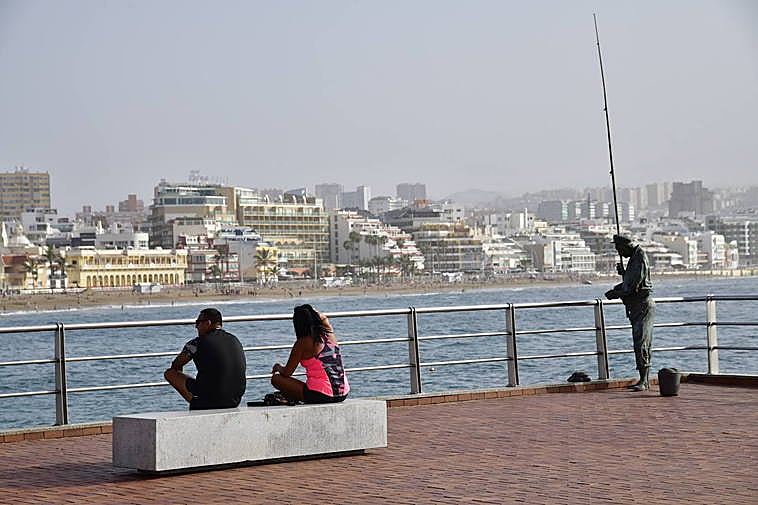 Imagen de archivo de un episodio de altas temperaturas en la capital grancanaria.