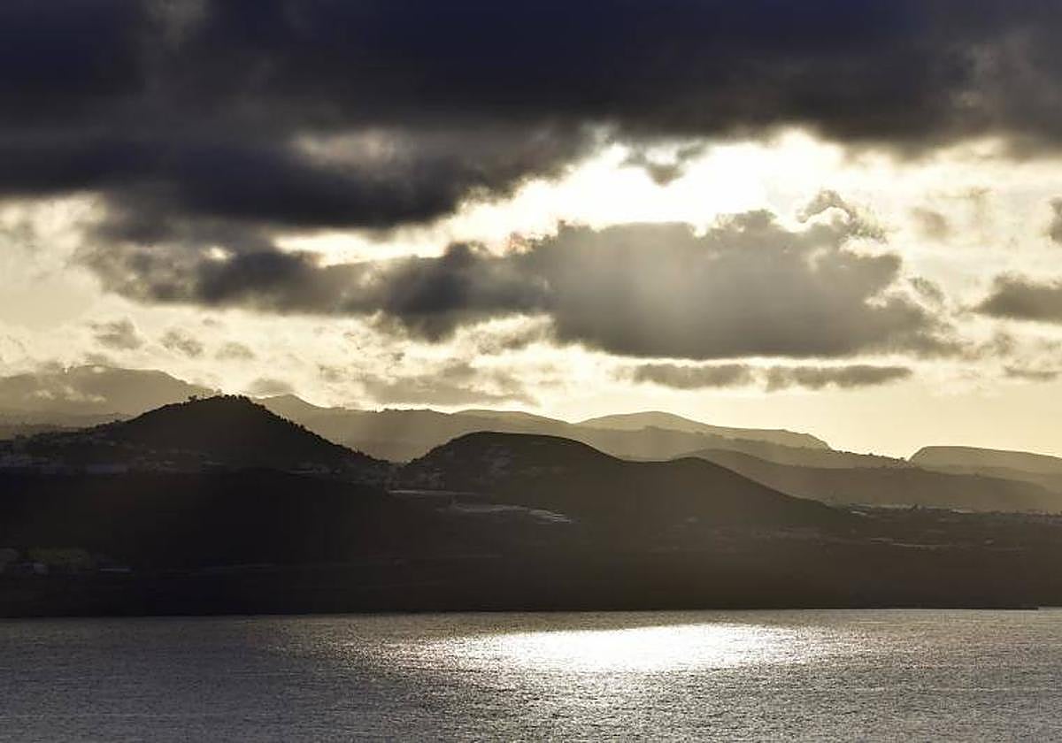 Los intervalos nubosos predominarán este martes en Canarias.
