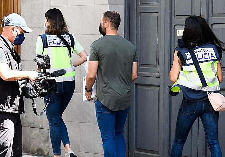 Imagen de los agentes de Homicidios durante la reconstrucción de los hechos.