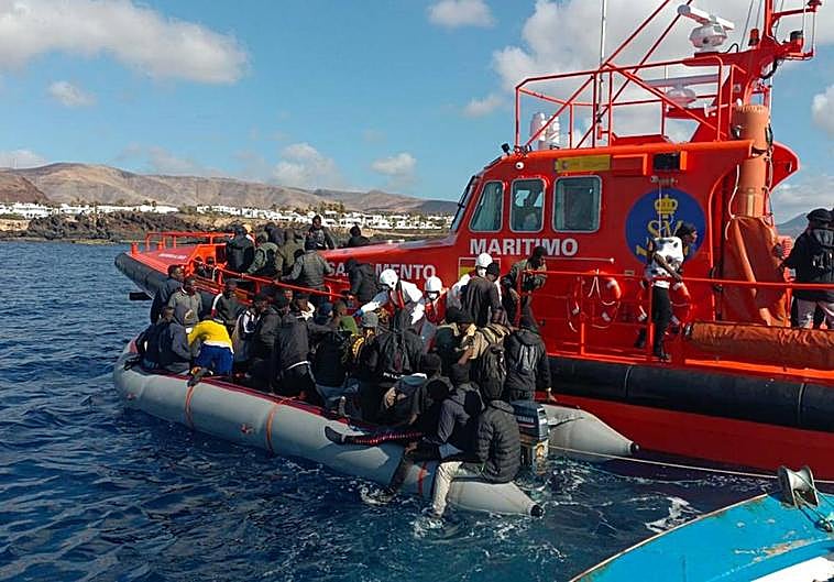Imagen del rescate efectuado por salvamento este lunes en Lanzarote.