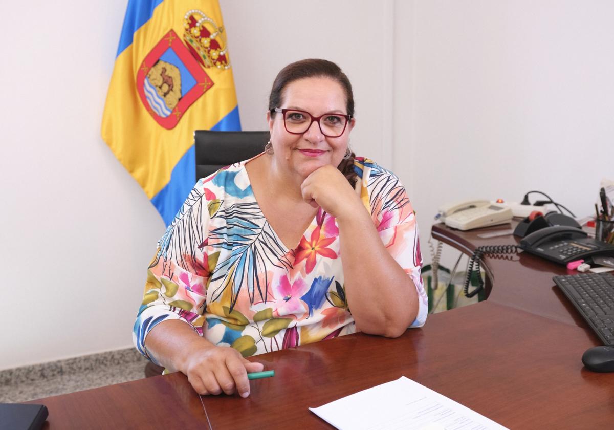 La nueva alcaldesa nacionalista, en su despacho de las casas consistoriales de Tuineje.