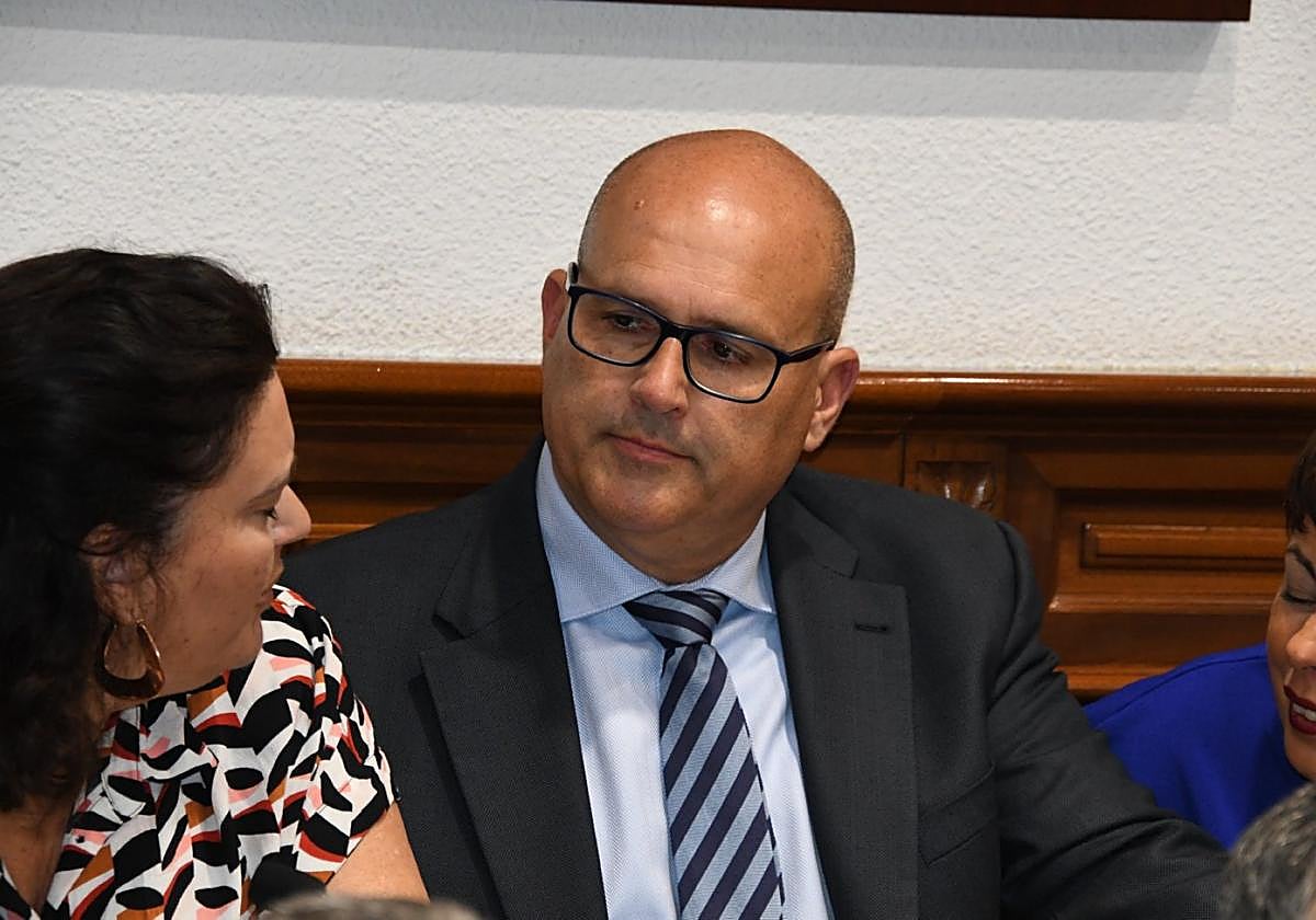 Arencibia, entre Celeste López y Minerva Alonso.