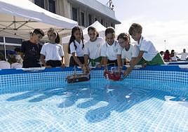 Los escolares ponen a prueba sus barcos creados con materiales a bajo coste.