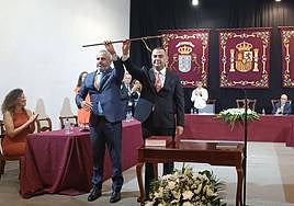 Alfredo Gonçalves y Pedro Rodríguez levantan juntos el bastón de mando de Santa María de Guía.