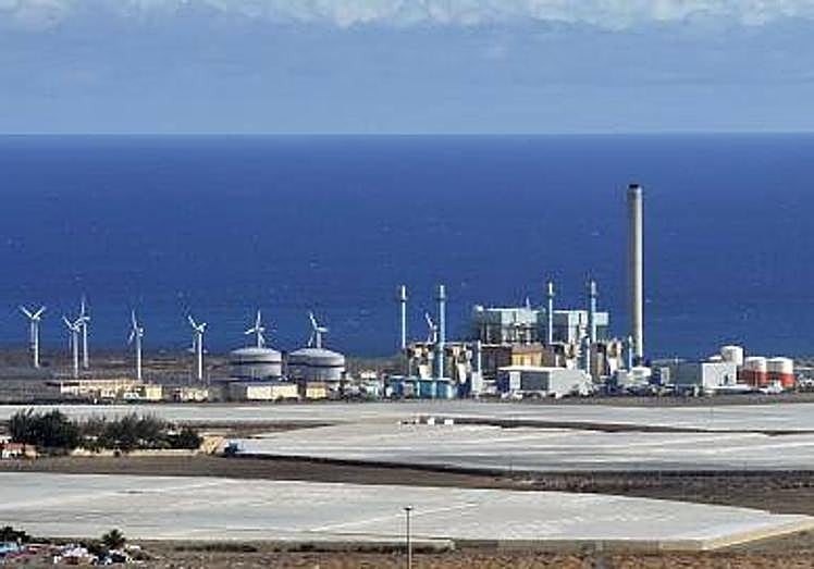 Vista de la central térmica de barranco de Tirajana con el mar al fondo.