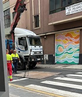 Imagen secundaria 2 - Residentes y empresarios hablan de pérdida de aparcamiento a la que también ha contribuido el exceso de pasos de peatones. Y denuncian que las calles e hunden por el paso de camiones de gran tonelaje.
