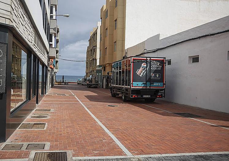Imagen principal - Residentes y empresarios hablan de pérdida de aparcamiento a la que también ha contribuido el exceso de pasos de peatones. Y denuncian que las calles e hunden por el paso de camiones de gran tonelaje.