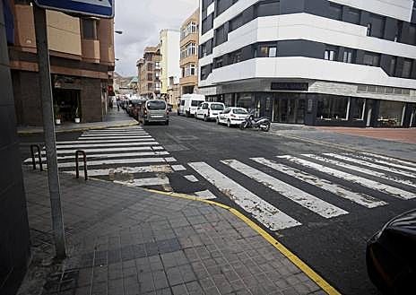 Imagen secundaria 1 - Residentes y empresarios hablan de pérdida de aparcamiento a la que también ha contribuido el exceso de pasos de peatones. Y denuncian que las calles e hunden por el paso de camiones de gran tonelaje.