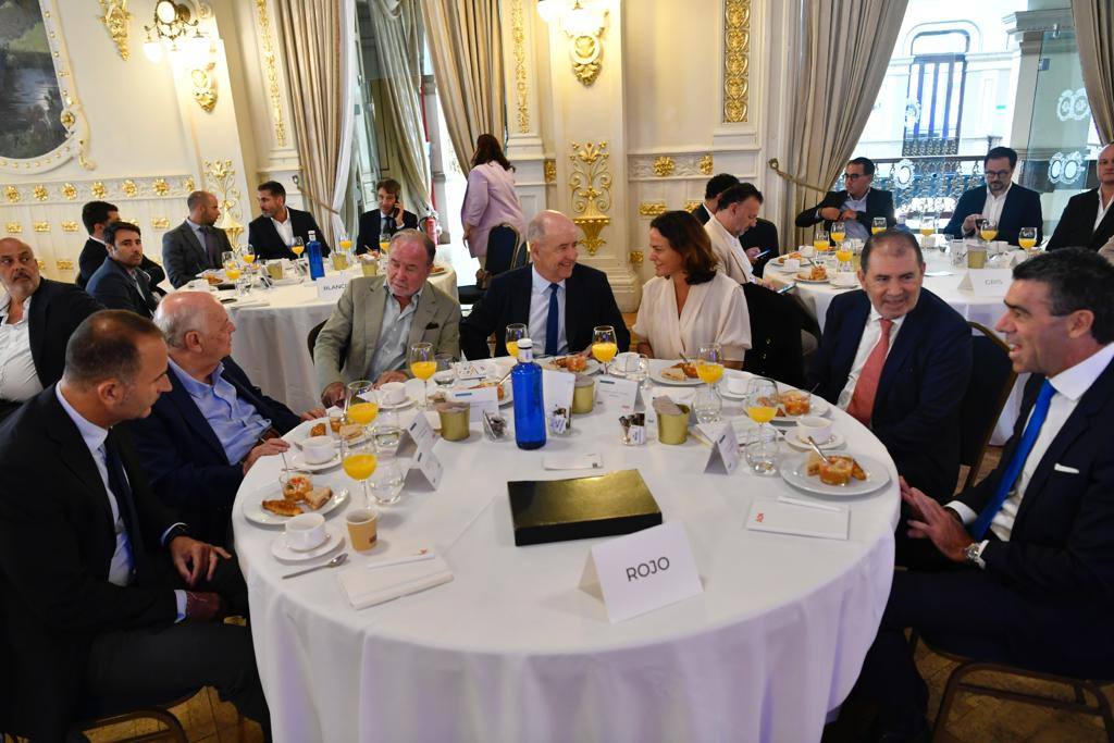 La comunidad de directivos canarios abordan los restos del futuro