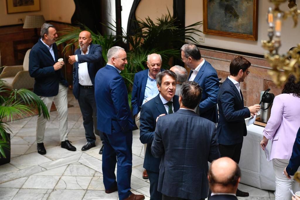 La comunidad de directivos canarios abordan los restos del futuro