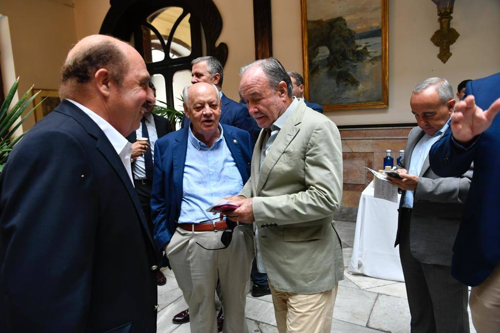 La comunidad de directivos canarios abordan los restos del futuro