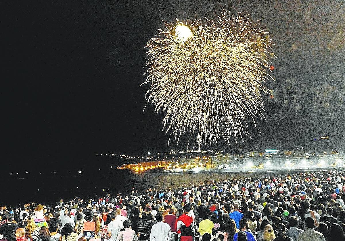 Imagen de archivo de la exhibición pirotécnica en la playa de Las Canteras.