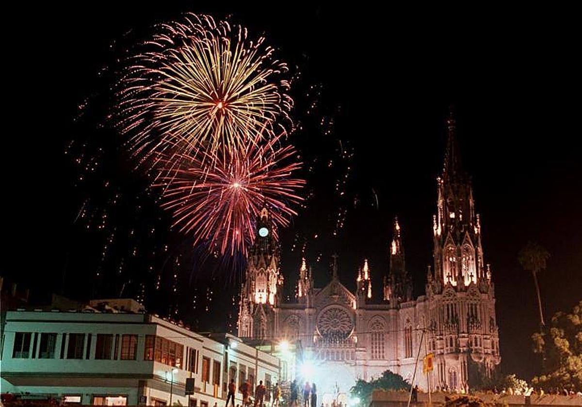 Imagen de una noche de San Juan en el casco de Arucas.
