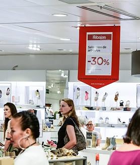 Imagen secundaria 2 - Imagen del inicio de las rebajas en la capital grancanaria.