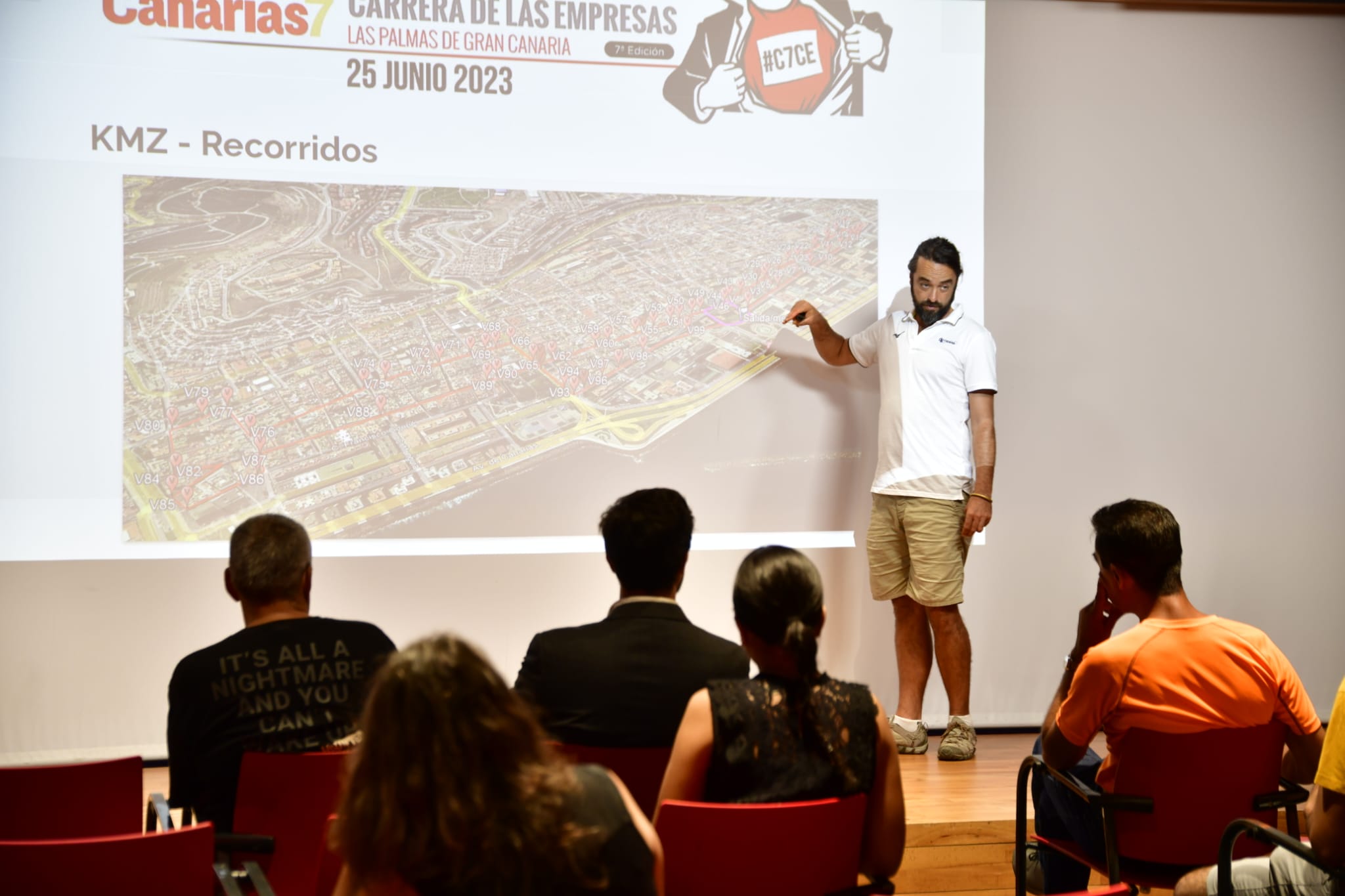 Los voluntarios recibiendo una clase teórica.