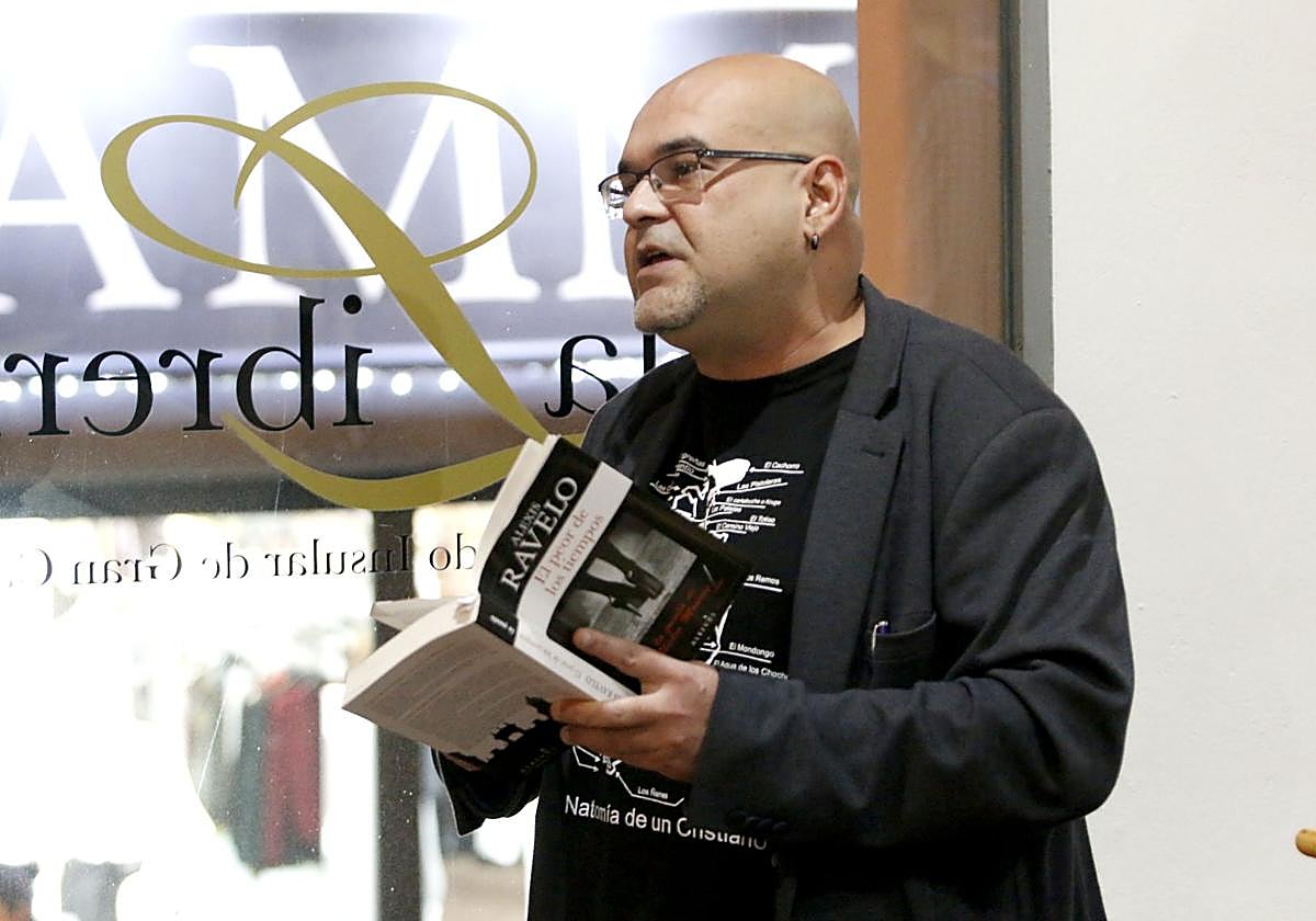 Alexis Ravelo, en 2017, en la presentación de su novela 'El peor de los tiempos', en la Librería del Cabildo, en la calle Cano de la capital grancanaria.