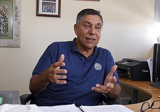 Antonio Fernández, durante la entrevista realizada en su despacho, en el Instituto Universitario de Sanidad Animal y Seguridad Alimentaria de la ULPGC.