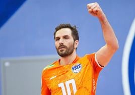 Maxi Cavanna, nuevo refuerzo del CV Guaguas, alza el puño celebrando un punto.