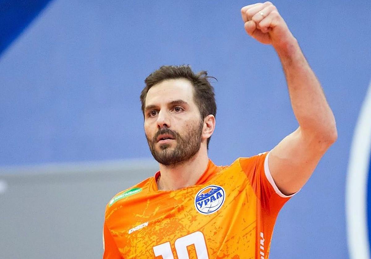 Maxi Cavanna, nuevo refuerzo del CV Guaguas, alza el puño celebrando un punto.