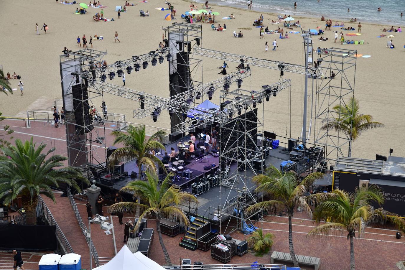 Las Canteras, preparada para los fuegos de San Juan