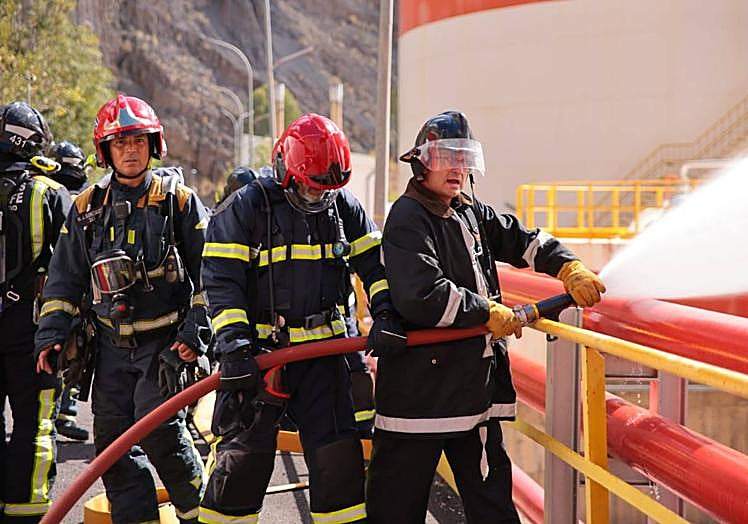 Imagen principal - Cepsa realiza un simulacro en su planta de almacenamiento de La Jurada, con amplio despliegue externo