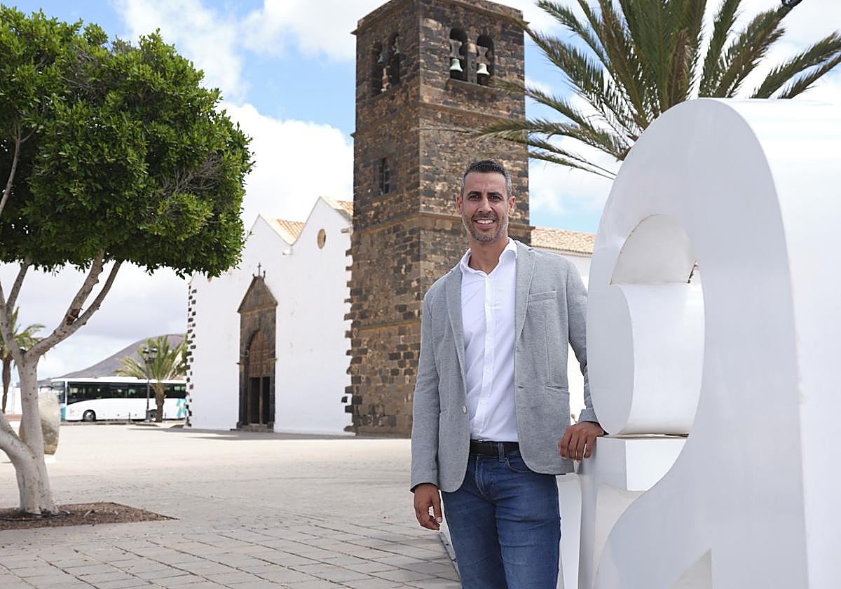 El alcalde nacionalista, en la plaza de la iglesia de La Oliva.