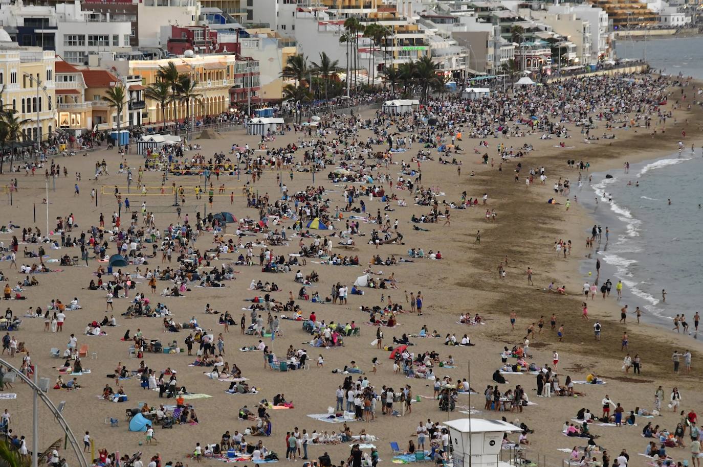Las Canteras, preparada para los fuegos de San Juan