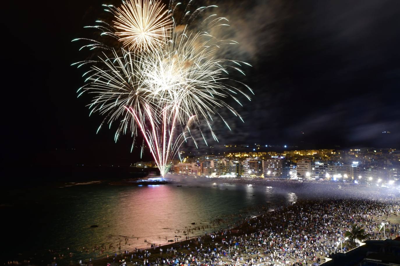 Los fuegos de San Juan alumbran la noche en Las Canteras