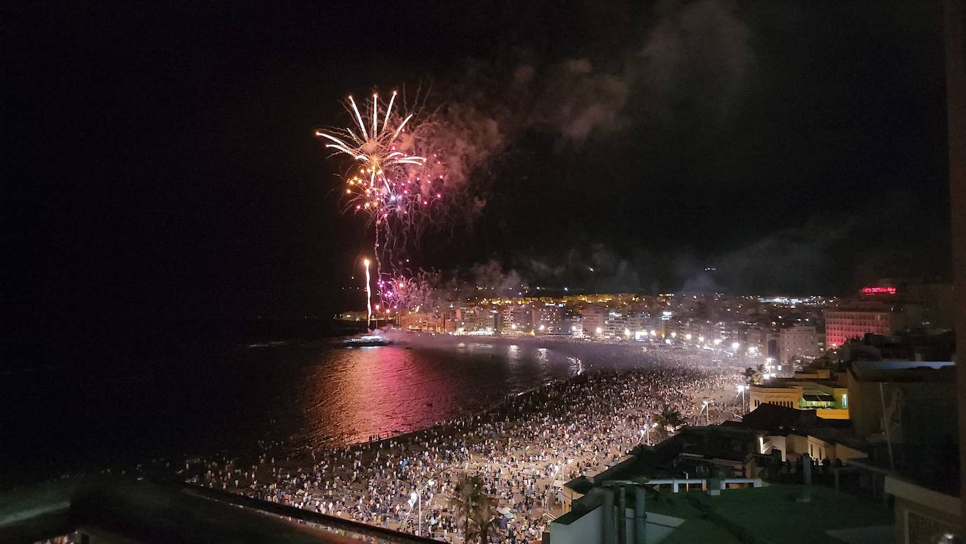 Los fuegos de San Juan alumbran la noche en Las Canteras