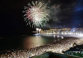 Los fuegos de San Juan alumbran la noche en Las Canteras