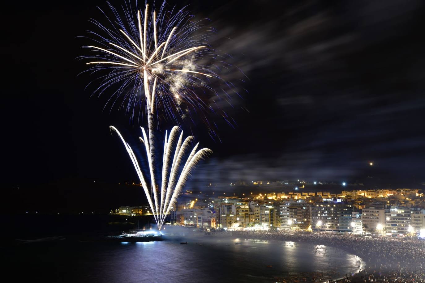 Los fuegos de San Juan alumbran la noche en Las Canteras