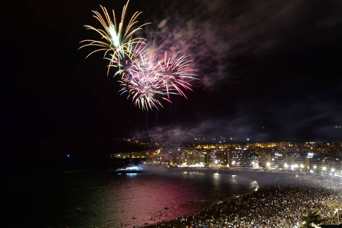 Los fuegos de San Juan alumbran la noche en Las Canteras
