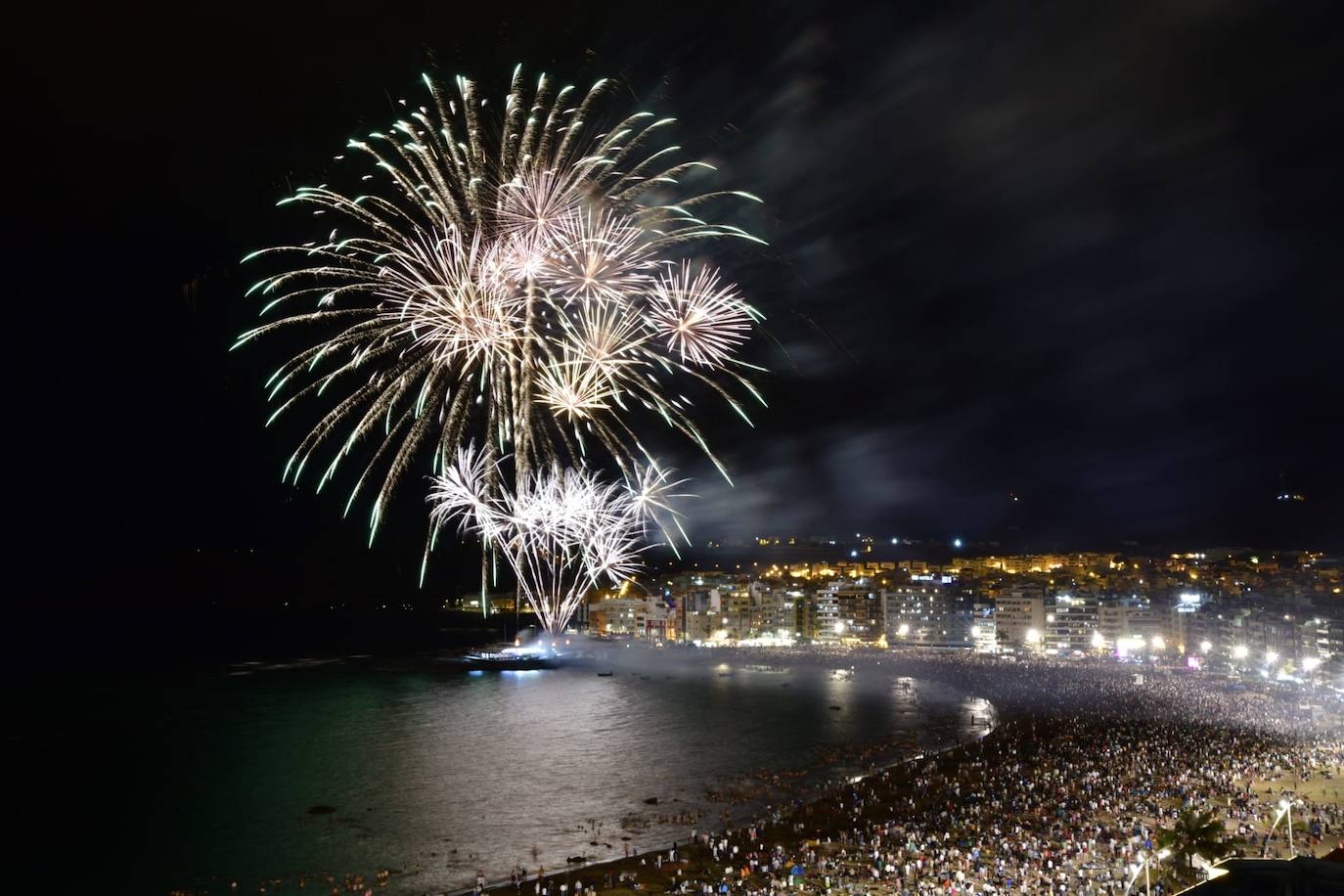 Los fuegos de San Juan alumbran la noche en Las Canteras