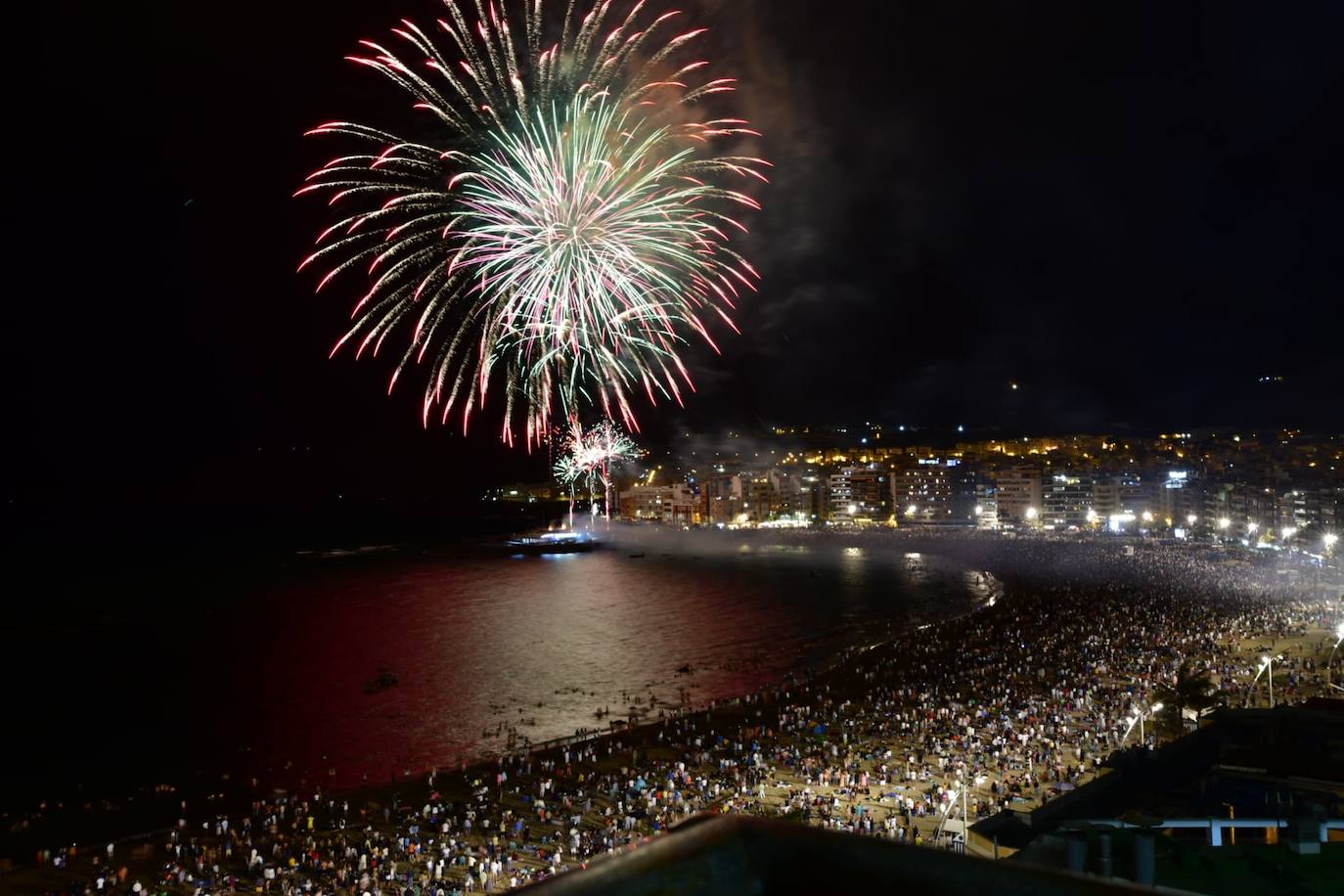 Los fuegos de San Juan alumbran la noche en Las Canteras
