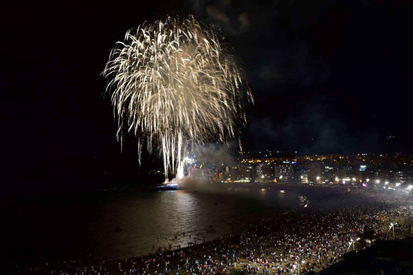Los fuegos de San Juan alumbran la noche en Las Canteras