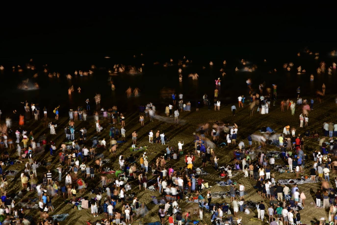 Los fuegos de San Juan alumbran la noche en Las Canteras
