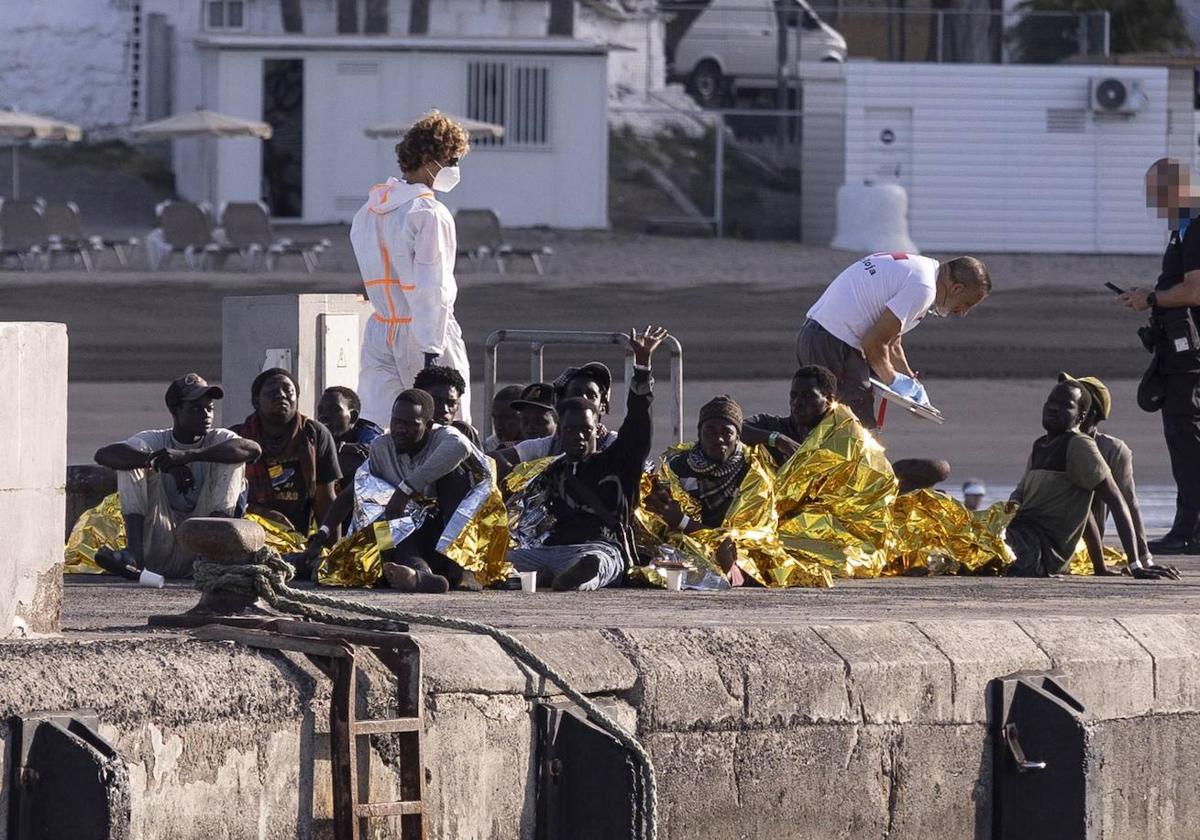 Un grupo de inmigrantes a su llegada al puerto de Los Cristianos, en Tenerife.