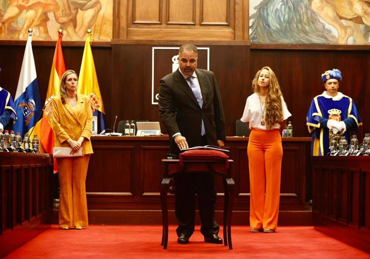 Yeray Suárez, portavoz de Vox en el Cabildo grancanario, al tomar posesión como consejero.