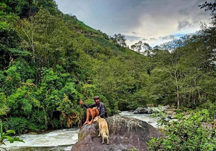 Carlos Mena, en plena selva del Chocó, Colombia, donde ambientó su novela.