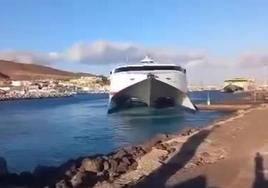 Imagen del momento en el que el ferry choca contra el dique.