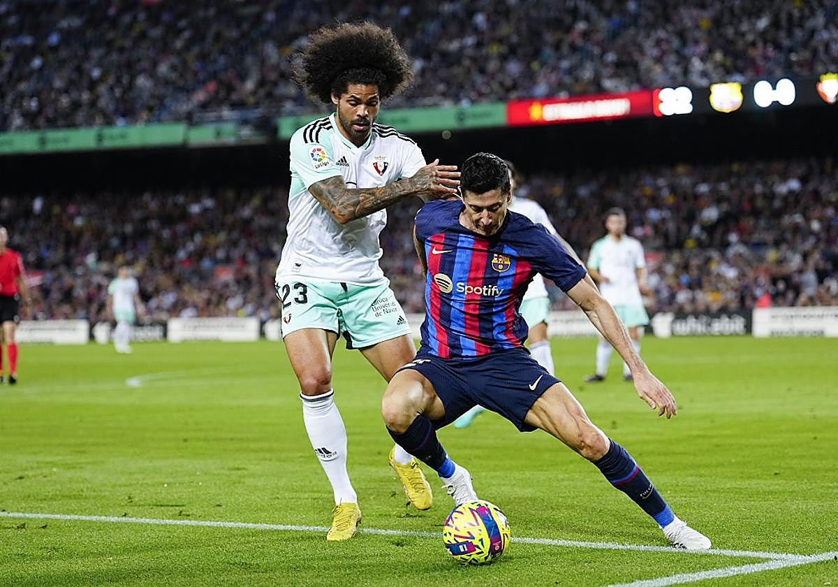 El central de Osasuna, Aridane Hernández, pugna por el balón con Robert Lewandowski.