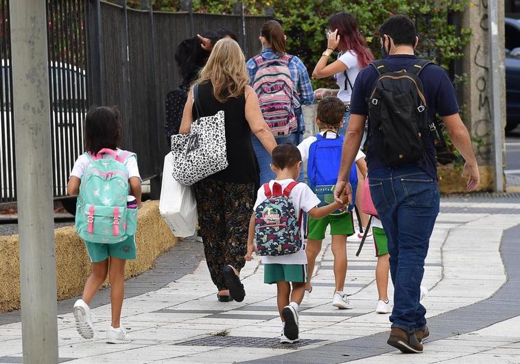 Imagen de archivo de escolares con sus familias a la salida del colegio.