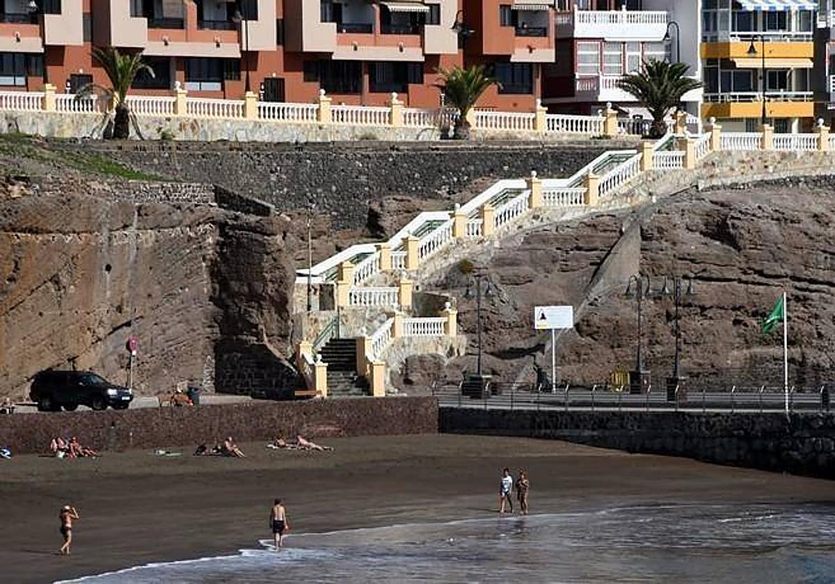 Vista del cantil que separa Taliarte con Melenara y que iba a salvar el ascensor.