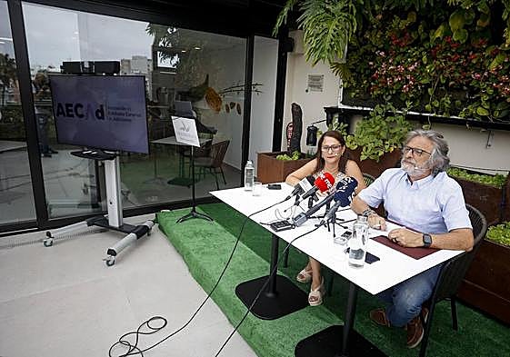 La gerente de Proyecto Hombre, Ana Julia Marrero, y el presidente de Yrichen, Jorge Hernández.