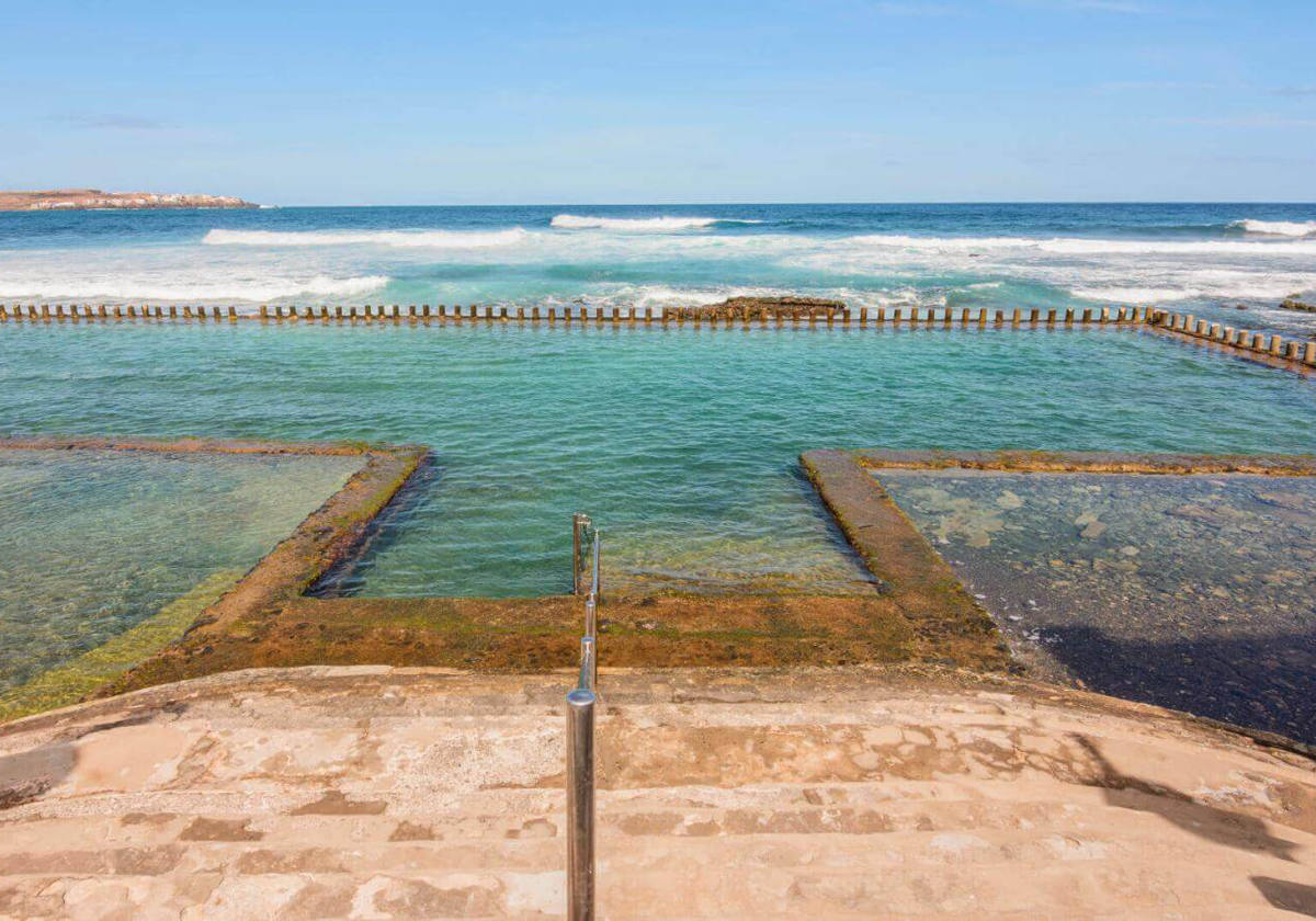 Tesoro escondido: Ubicada en el municipio de Gáldar, estas piscinas naturales se convierten en un pintoresco reducto de paz donde descansar entre la población local. Este tesoro escondido de la isla cuenta con piscinas naturales de agua salada. Son un paraíso para nadar con fondos marinos de distintas profundidades en zonas bien delimitadas y seguras para un baño en familia.