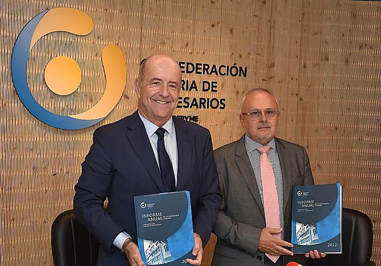 Pedro Ortega (i) y José Cristóbal García durante la presentación del informe anual 2022.