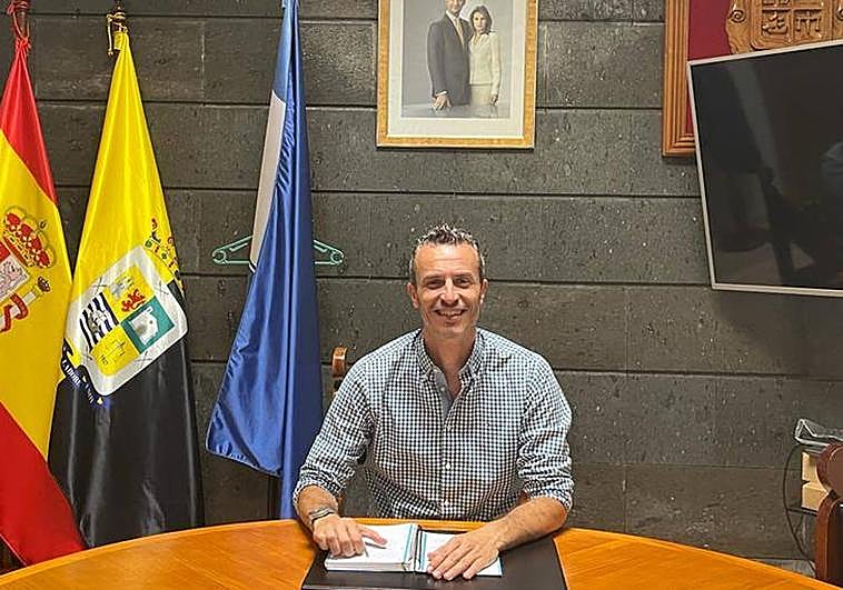 El alcalde de La Aldea de San Nicolás, Víctor Hernández, en el salón de plenos del Ayuntamiento del municipio.