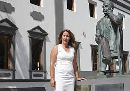 La nueva primera mandataria insular, ante la escultura de Manuel Velázquez Cabrera, padre de la Ley de Cabildos.