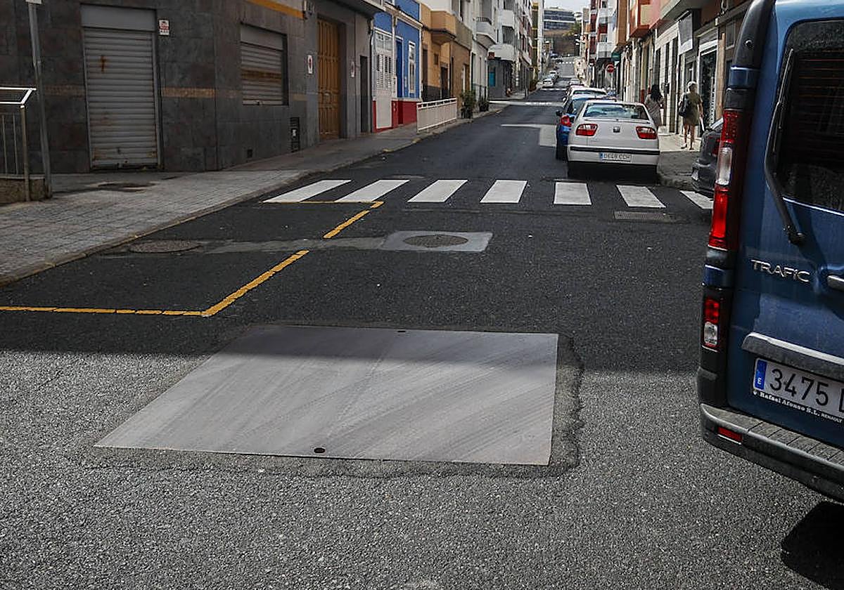 Detalle de una plancha en un calle de Guanarteme.